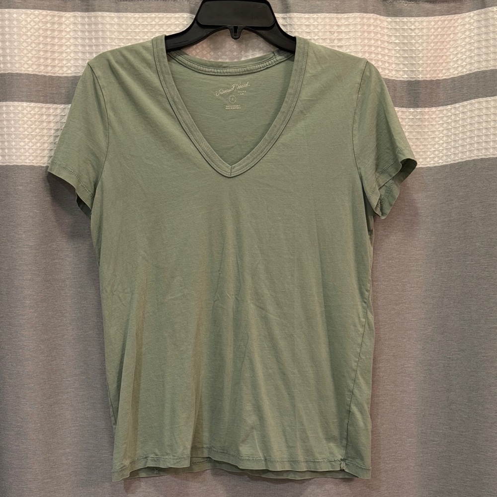 Women’s Universal Threads Small V Neck Tshirt